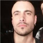 Hola soy un chico italiano nativo y me ocupo de comunicación.
Muy sociable, me encanta dar clases de italiano y de me da muy bien. Clases informales, divertitads tanto para chic@s sin mucha experiencia como para profesionales que necesitan mejorar su nive